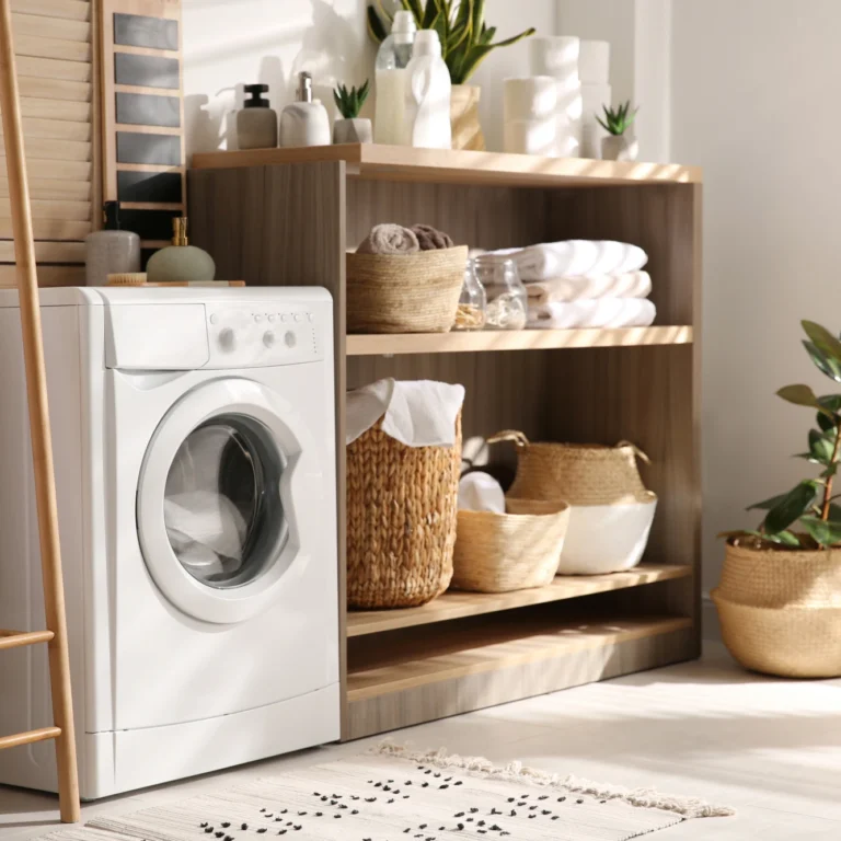 A utility room with neutral colours and wooden decorations.